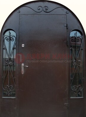 Арочная дверь со стеклом и ковкой ДА-16 под старину в Электроуглях