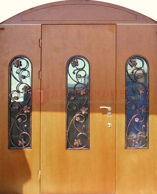Парадная дверь со стеклянными вставками и ковкой ДПР-28 в общественное здание в Электроуглях