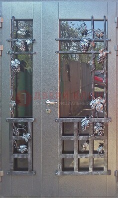 Распашная уличная дверь Порошок со стеклом и ковкой ДСК-221 в Электроуглях