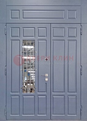 Серая двухстворчатая дверь Винорит со стеклом и ковкой ДСК-234 RAL 7024 в Электроуглях
