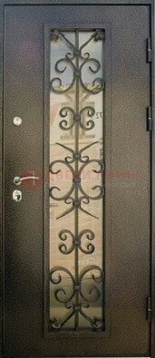 Входная дверь Дверь со стеклом и ковкой черного цвета ДСК-76 для веранды в Электроуглях