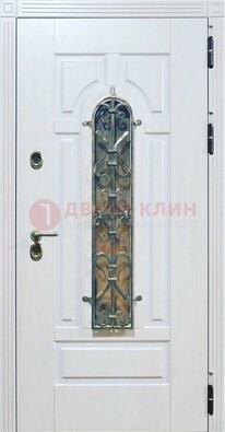 Белая остекленная металлическая дверь с ковкой ДСК-98 в Электроуглях