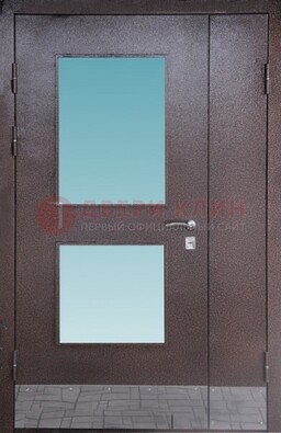 Коричневая тамбурная дверь со стеклянными вставками ДТМ-21 в Электроуглях